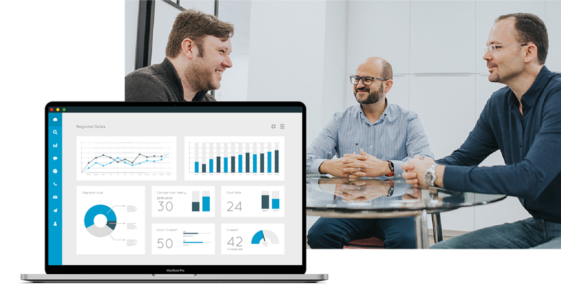Les deux créateurs de tech4access sont réunis et assis à une table avec une autre personne, au premier plan nous voyons un ordinateur portable avec une interface qui affiche différents graphiques avec des données.