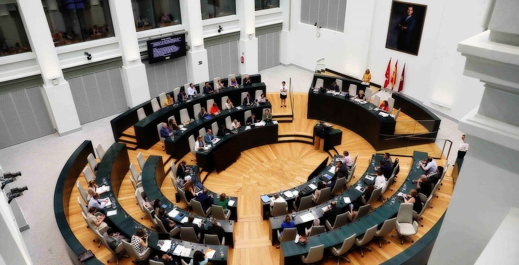 parliamentary session with many politicians