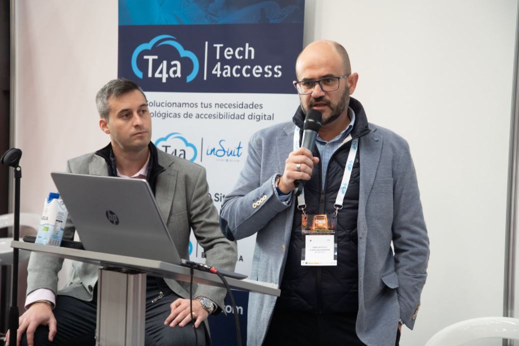 antonio maizonada y juan antonio cebollada, miembros de tech4access, imparten un taller sobre accesibilidad