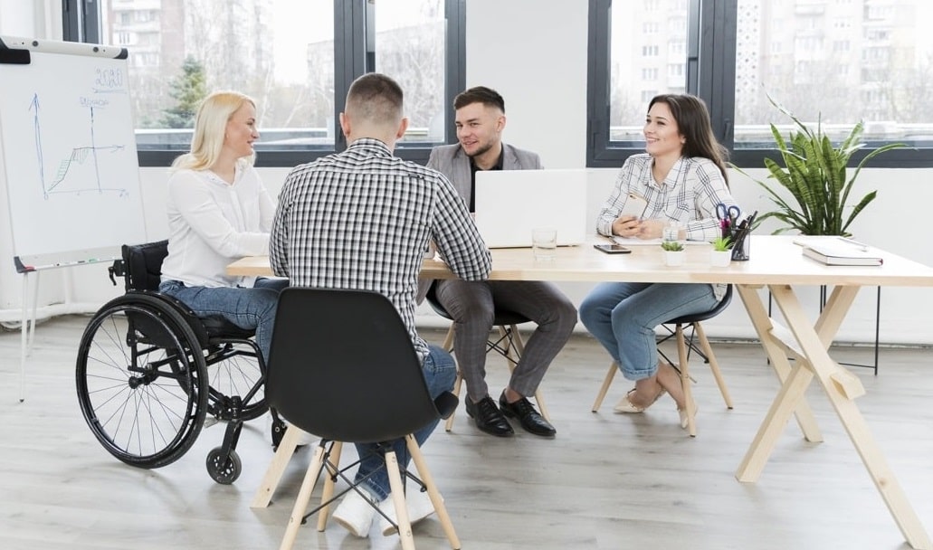 personas teniendo una reunión
