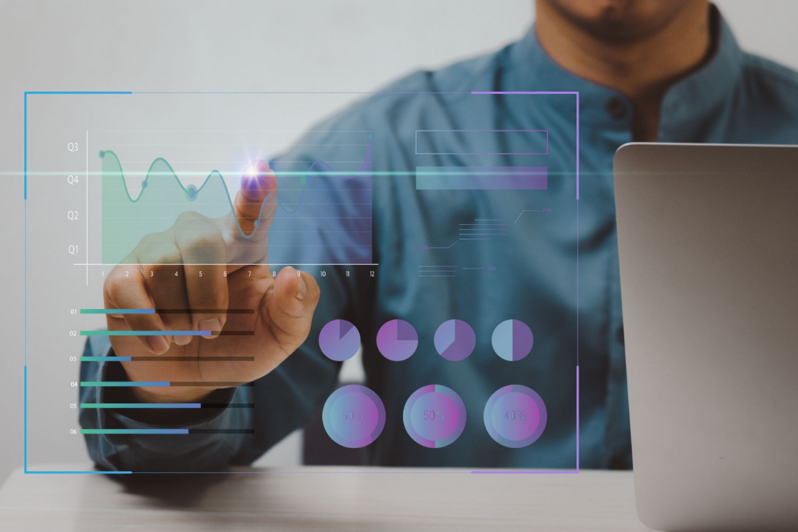 Profesional revisando un panel con gráficos y métricas del monitoreo de accesibilidad de un sitio web