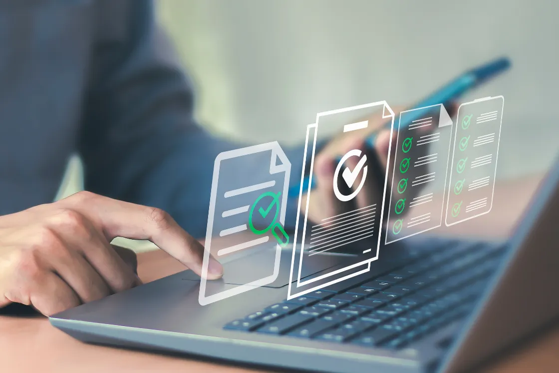 Una persona revisa en un portátil el cumplimiento de la accesibilidad digital bajo la EN 301 549